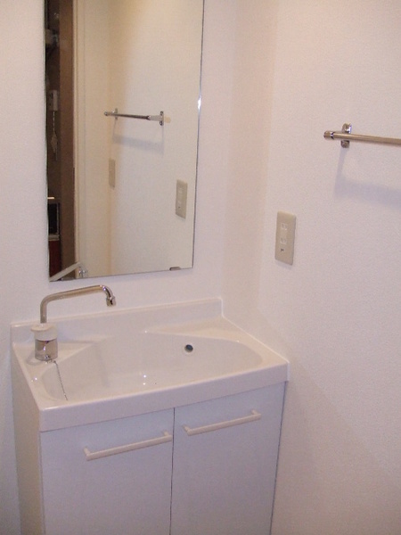 洗面設備　大きな洗面台です