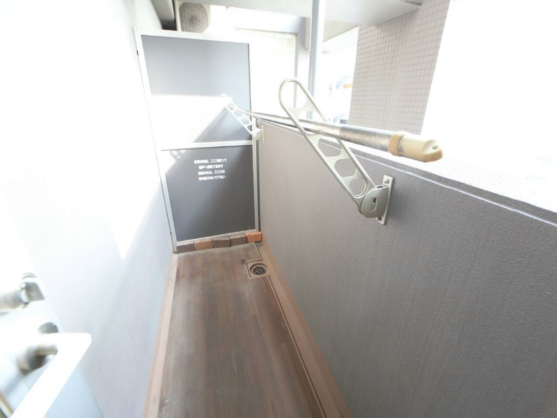 バルコニー　バルコニー　洗濯物が干せます