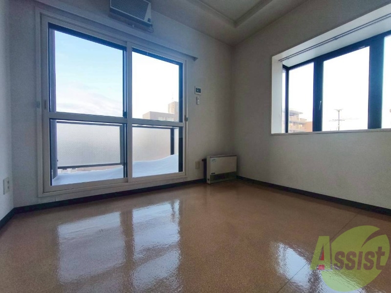 その他部屋・スペース　寝室はこちらです。光が差し込む、温かみのあるお部屋です。