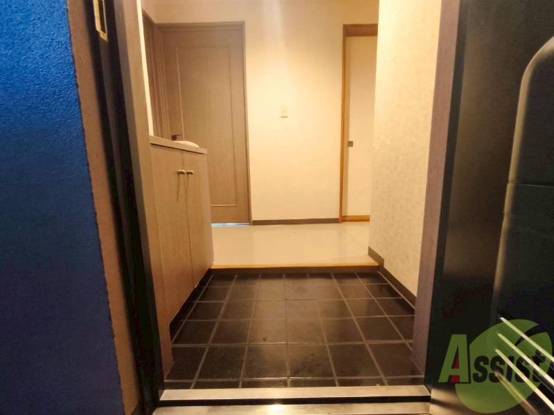 玄関　玄関です。ご覧の通り広々としていますね。