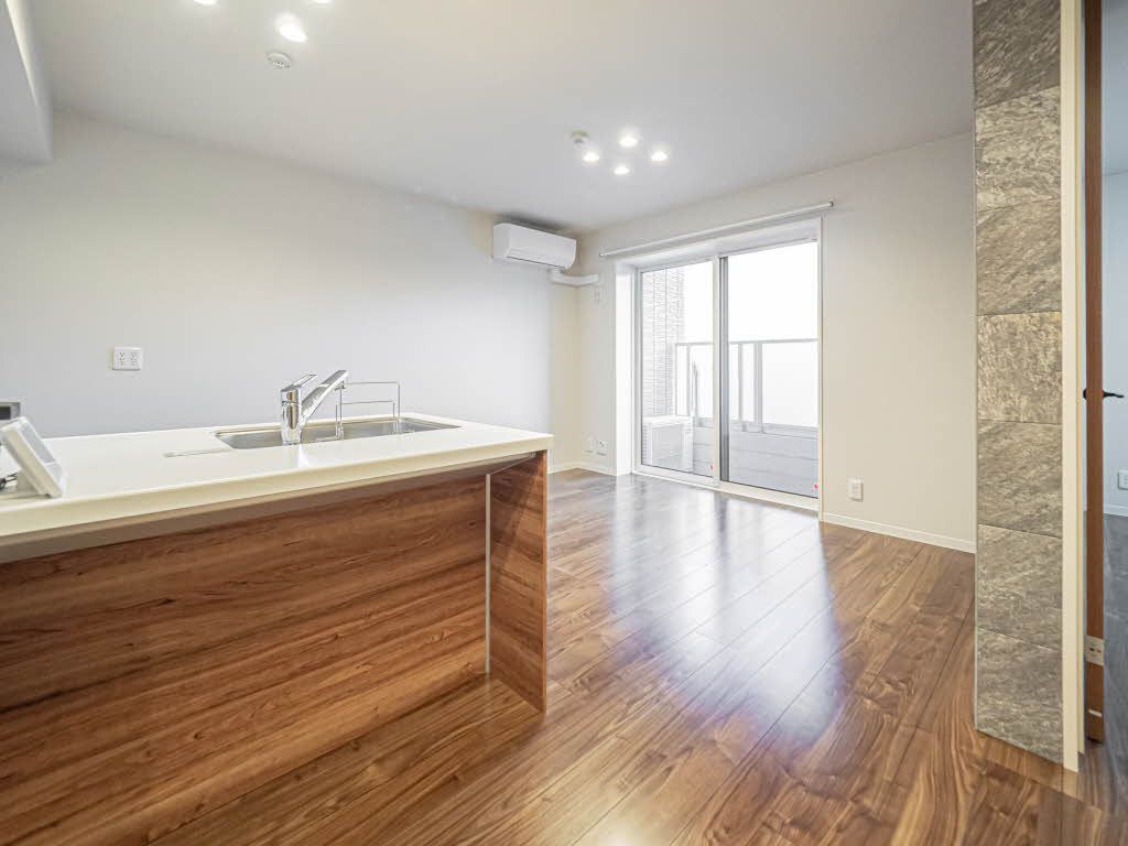 キッチン　明るいオシャレな木彫のキッチンです。