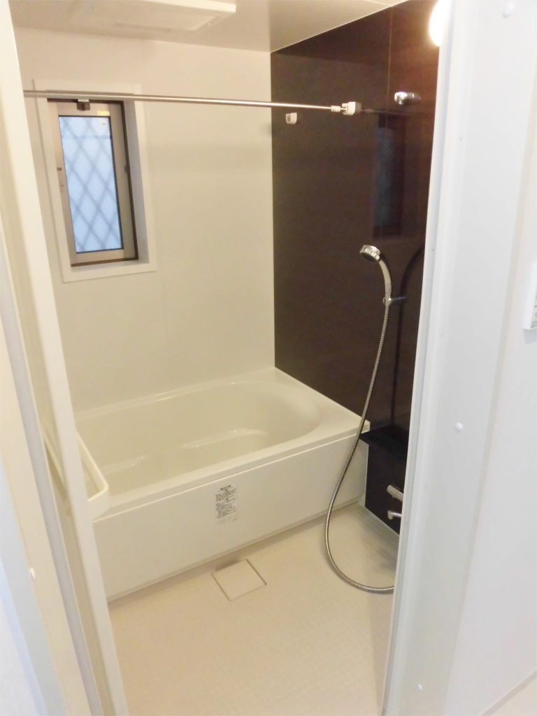 玄関　循環式追い炊き機能付きのお風呂です