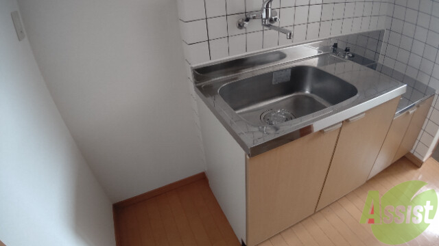 キッチン　調理スペースが確保されていて使いやすそうな印象です。