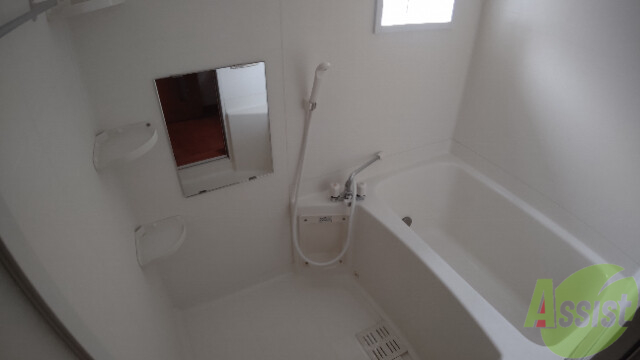 バス・シャワールーム　バスルームは狭すぎずシャワーも浴びやすそうですね。