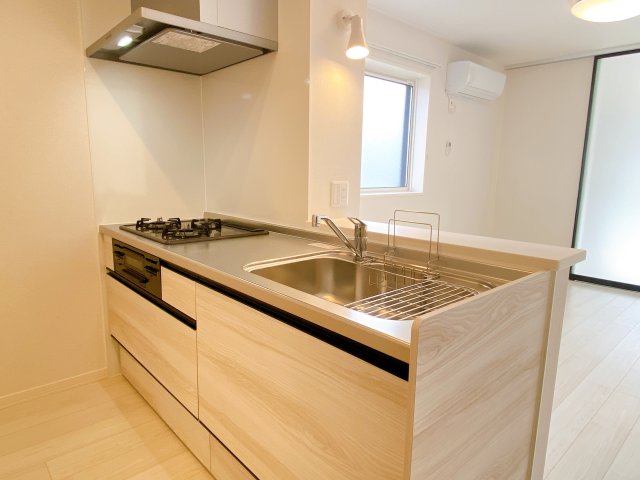 キッチン　３口コンロ付き♪カウンターキッチンが付いています◎