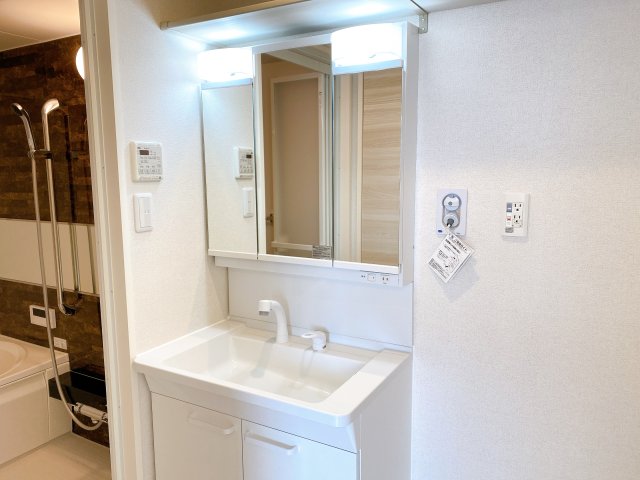 洗面設備　三面鏡付き洗面台もあります！