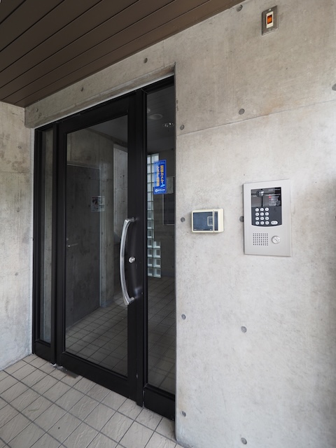 セキュリティ　エントランスドアはオートロックです