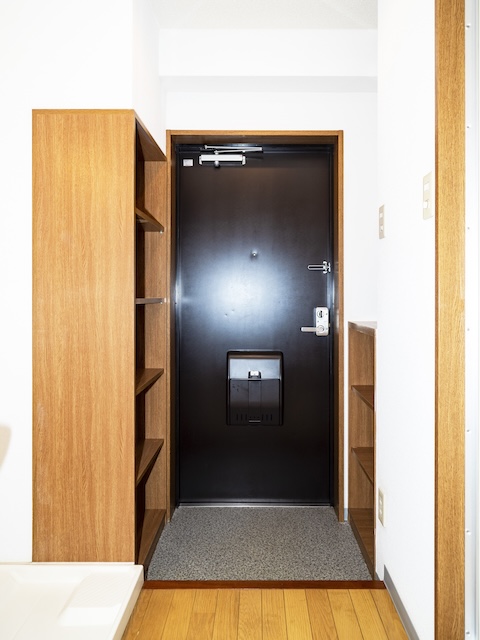 玄関　大型収納棚とオープンシューズボックスあります