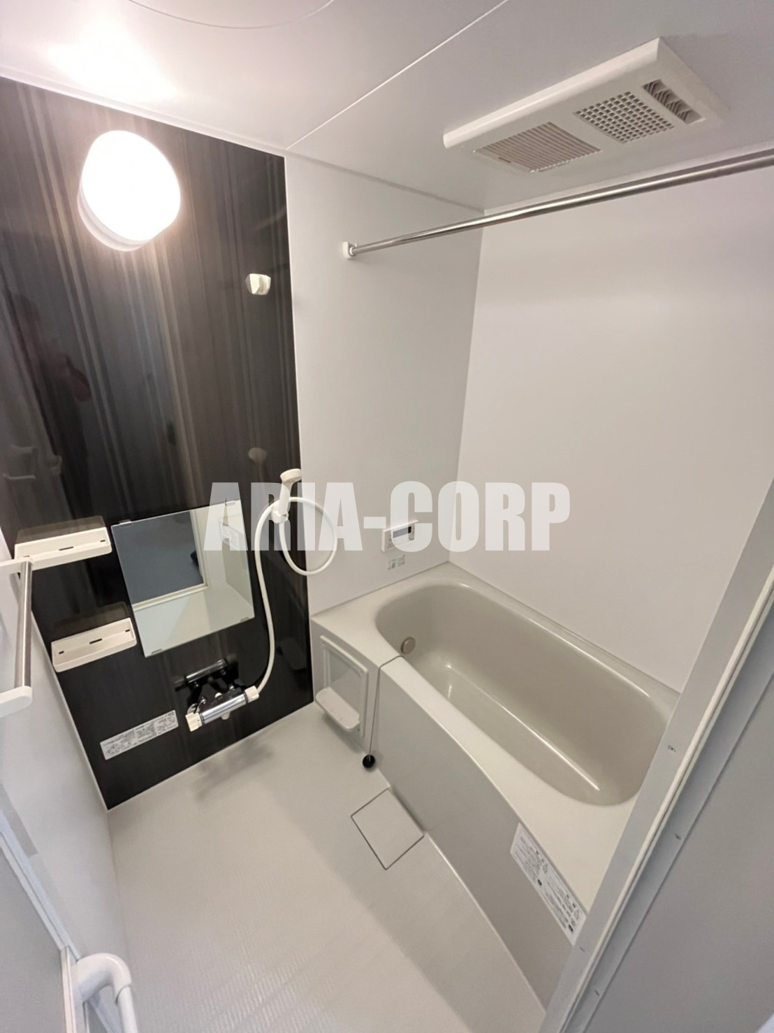 バス・シャワールーム　追い焚き機能付。カラーパネル採用でお洒落なバスルーム。