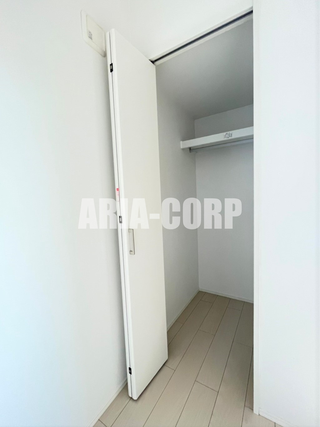 収納　クローゼット、上部には便利な棚がございます