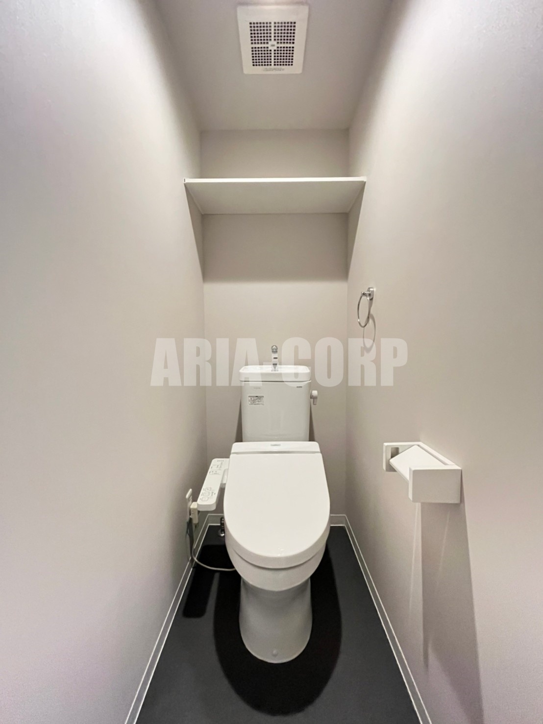 トイレ　ウォシュレット対応♪上部には収納スペースもあります！