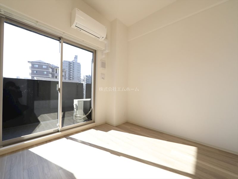 バルコニー　洋室6.0帖　エアコン付き　南向きバルコニーに面しています