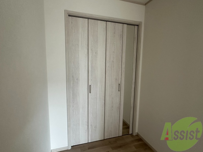 収納　クローゼットに鏡も付いてるので服選びが楽しめそう。