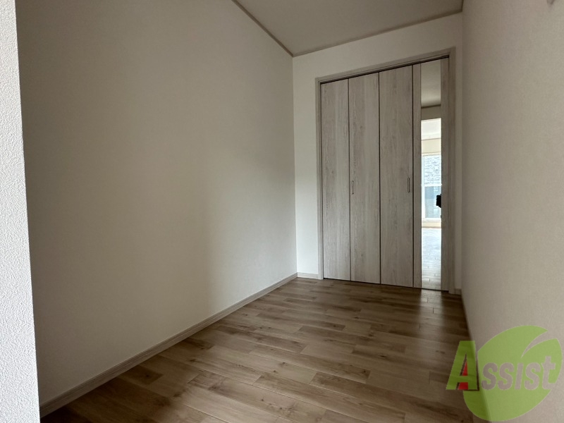 その他部屋・スペース　こちらは寝室です。東向きの窓から光が差し込みます。