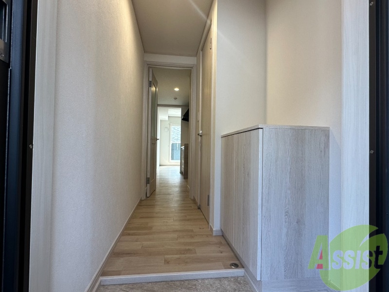 玄関　玄関を開けるとこんな感じです。シューズボックスもあります。