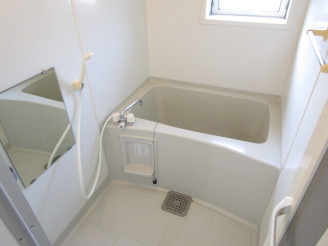 バス・シャワールーム　給湯機能付き浴室（小窓付）