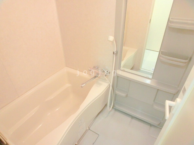 バス・シャワールーム　ボトルを収納可能なスペースを完備しています。