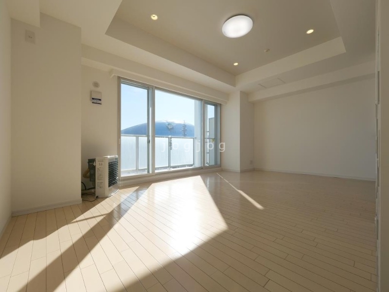 居室・リビング　ベージュの床材を採用しており明るい印象です◎