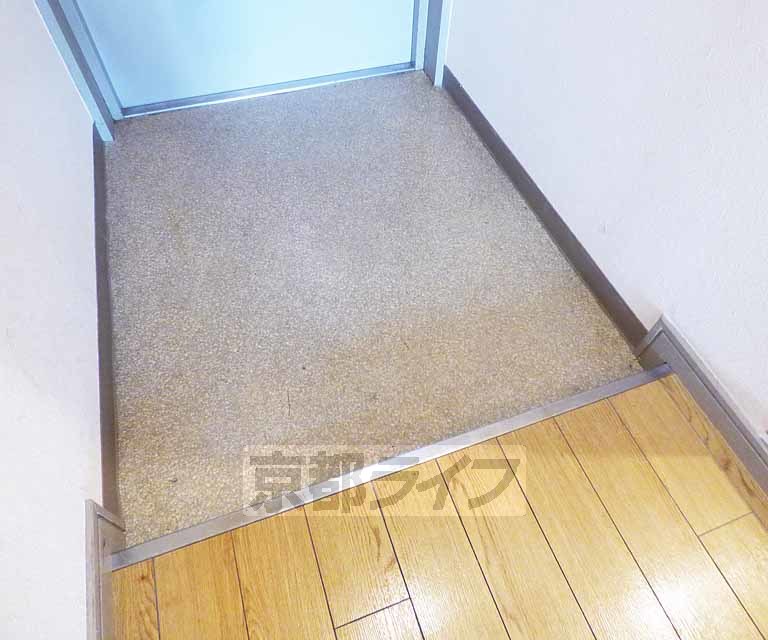 玄関　段差低いです。