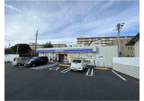 コンビニ　ローソン　名東区引山店（コンビニ）まで859m
