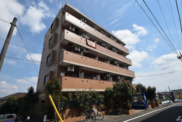 建物外観　～青い空、白い雲～