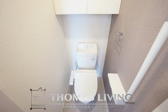 トイレ　嬉しいウォシュレット付きです。