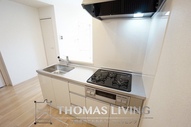 キッチン　3口コンログリル付きです。