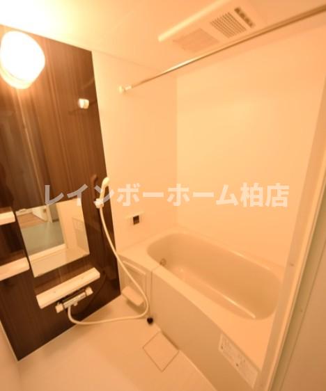 バス・シャワールーム　コンパクトで使いやすいお風呂です