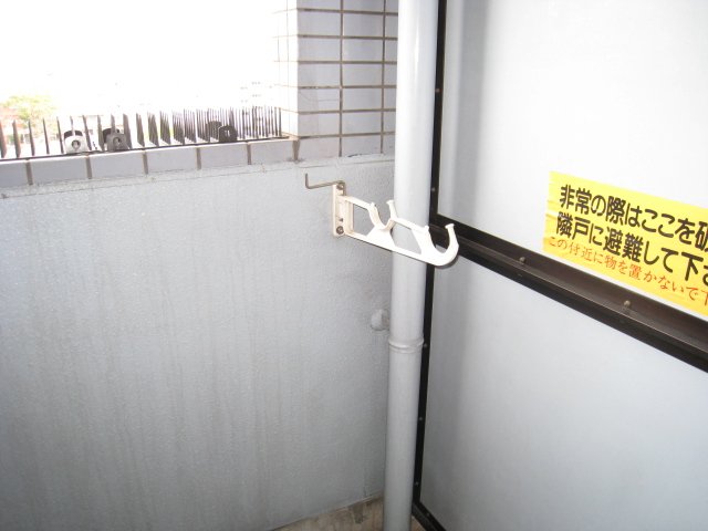 バルコニー　同物件、別号室のものです。
