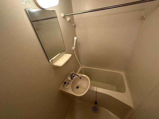 バス・シャワールーム　「同タイプの部屋の写真です」「現況優先」