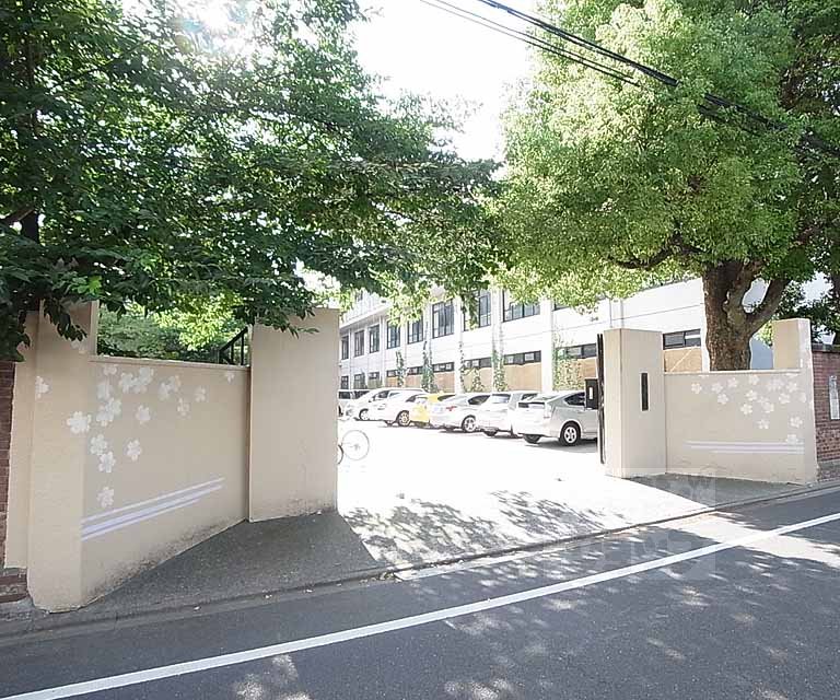 中学校　上京中学校（中学校）まで272m