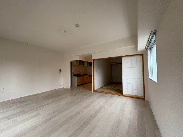 居室・リビング　リーベンイセヤマ