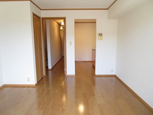 居室・リビング　同物件別部屋です。