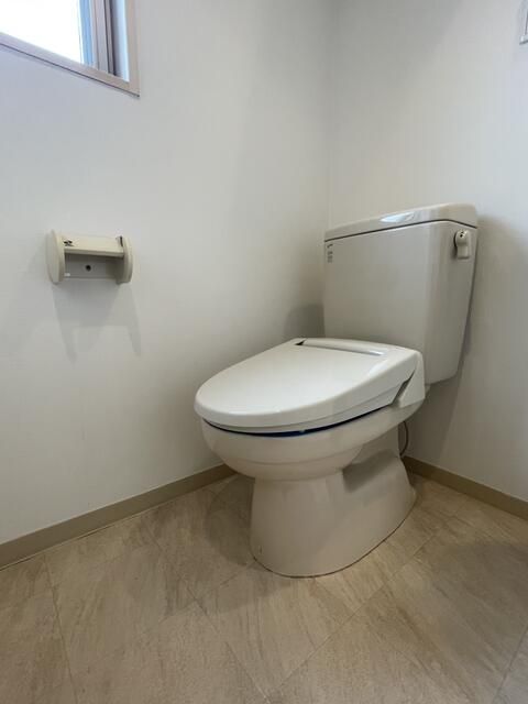 トイレ　落ち着いた色調のトイレです