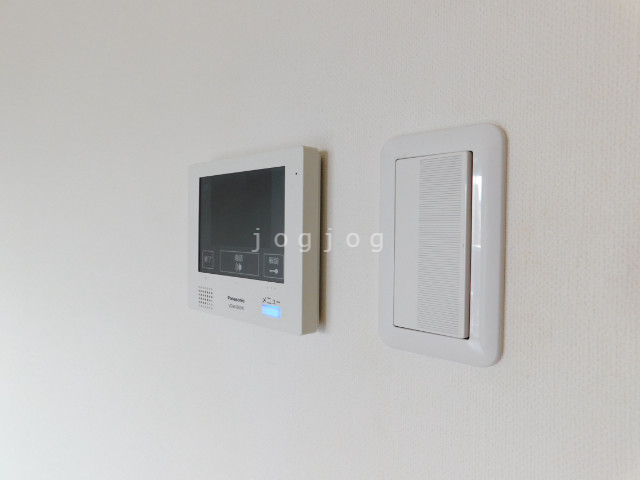 セキュリティ　来訪者の顔を確認できるテレビインターホン付きです。