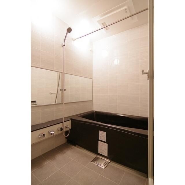 バス・シャワールーム　落ち着いた空間のお風呂です