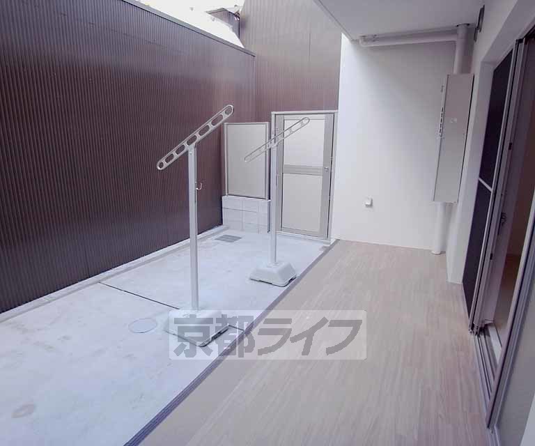 バルコニー　この広々テラスはウッド感もありリゾート気分になります。