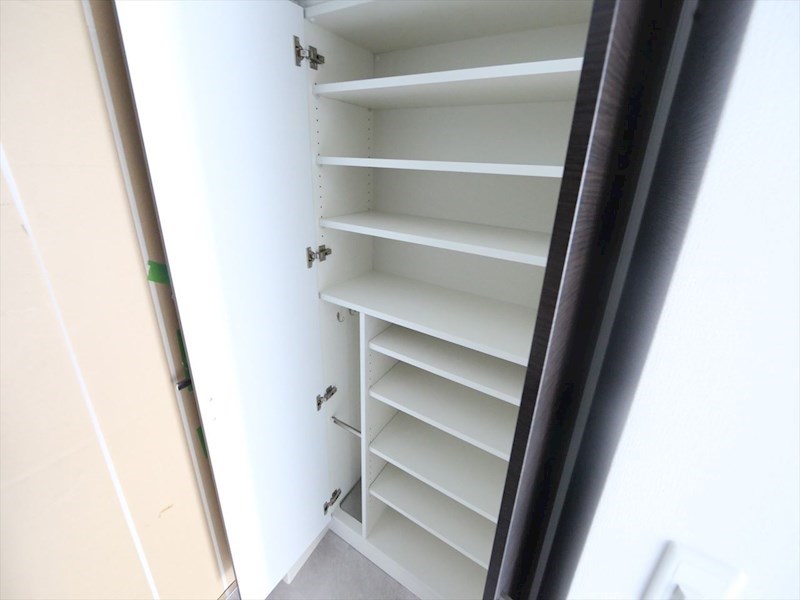 玄関　玄関　シューズボックス付（収納充実してます）