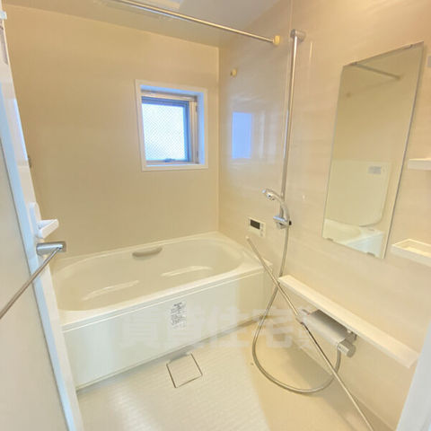 バス・シャワールーム　同タイプ、中部屋は窓無し