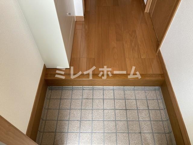 玄関　同建物内、別のお部屋の参考写真になります。