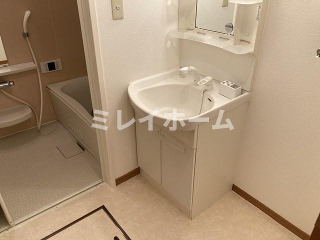 洗面設備　同建物内、別のお部屋の参考写真になります。