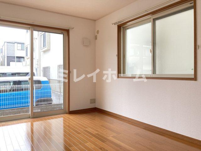 居室・リビング　同建物内、別のお部屋の参考写真になります。