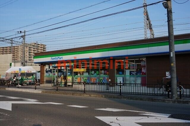 コンビニ　ファミリーマート茨木三島中学校南店（コンビニ）まで166m