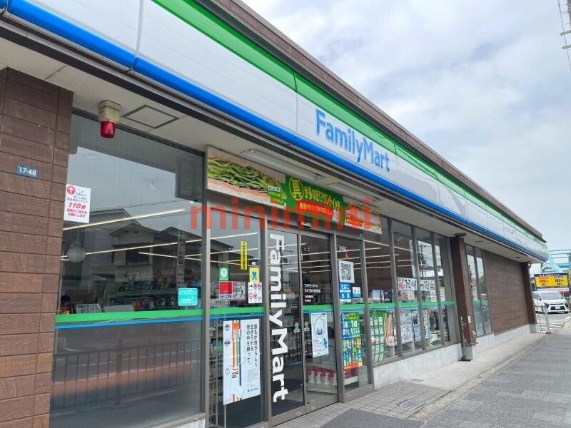 コンビニ　ファミリーマートJR総持寺駅南店（コンビニ）まで181m