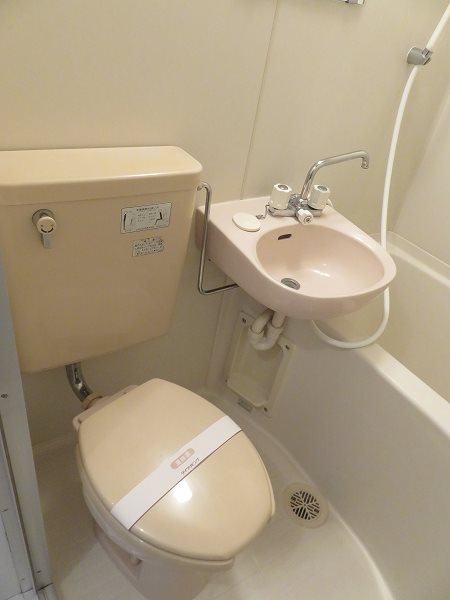 トイレ　お風呂、トイレ、洗面台が一緒のタイプです。※写真は別号室