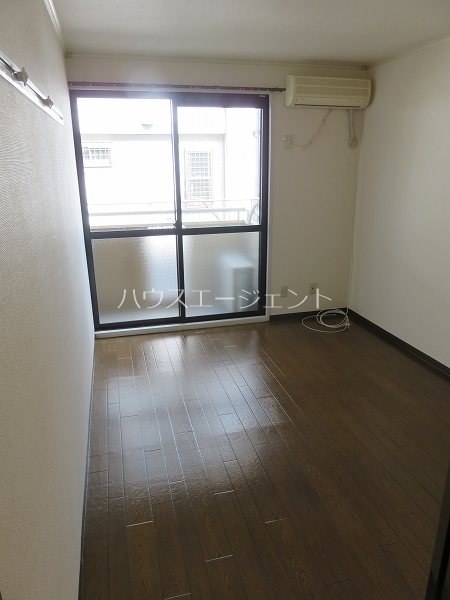 居室・リビング　洋室６帖ございます※写真は別号室