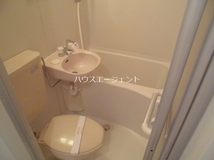 バス・シャワールーム　３点ユニットのお風呂です。※写真は別号室