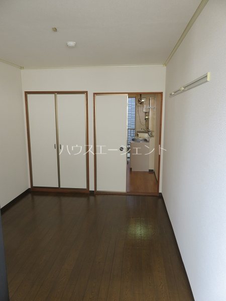 その他部屋・スペース　洋室なので、お掃除も楽々。※写真は別号室