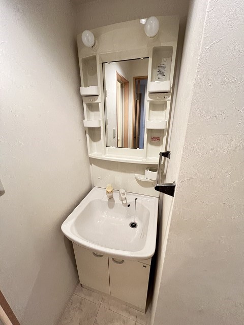 洗面設備　ゆったりとスペースのある洗面所