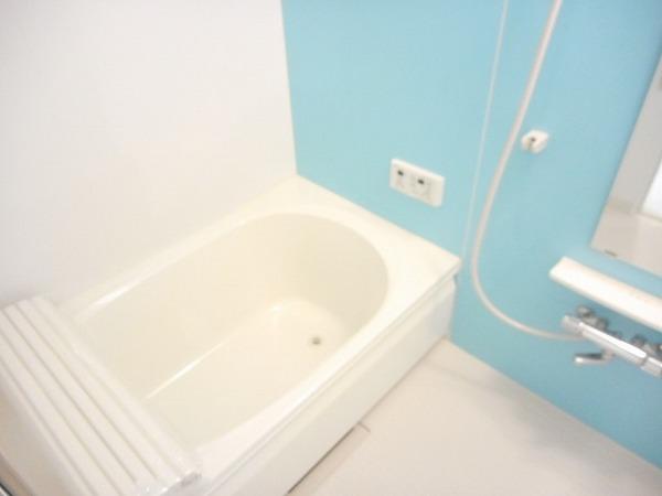 バス・シャワールーム　浴室乾燥機、追い焚き機能付きバス！